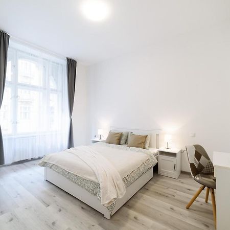 New Apartments Near Dancing House Prague Exterior photo