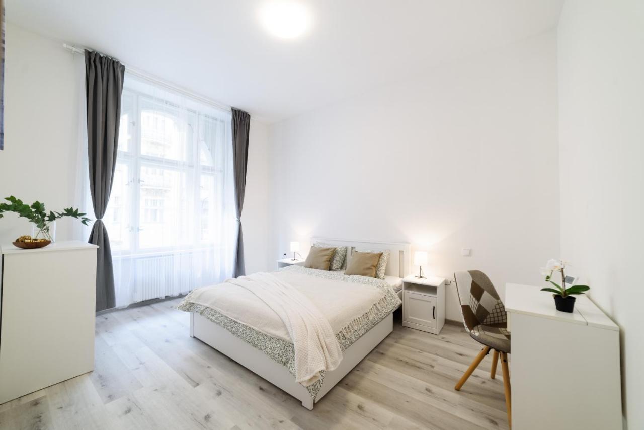 New Apartments Near Dancing House Prague Exterior photo